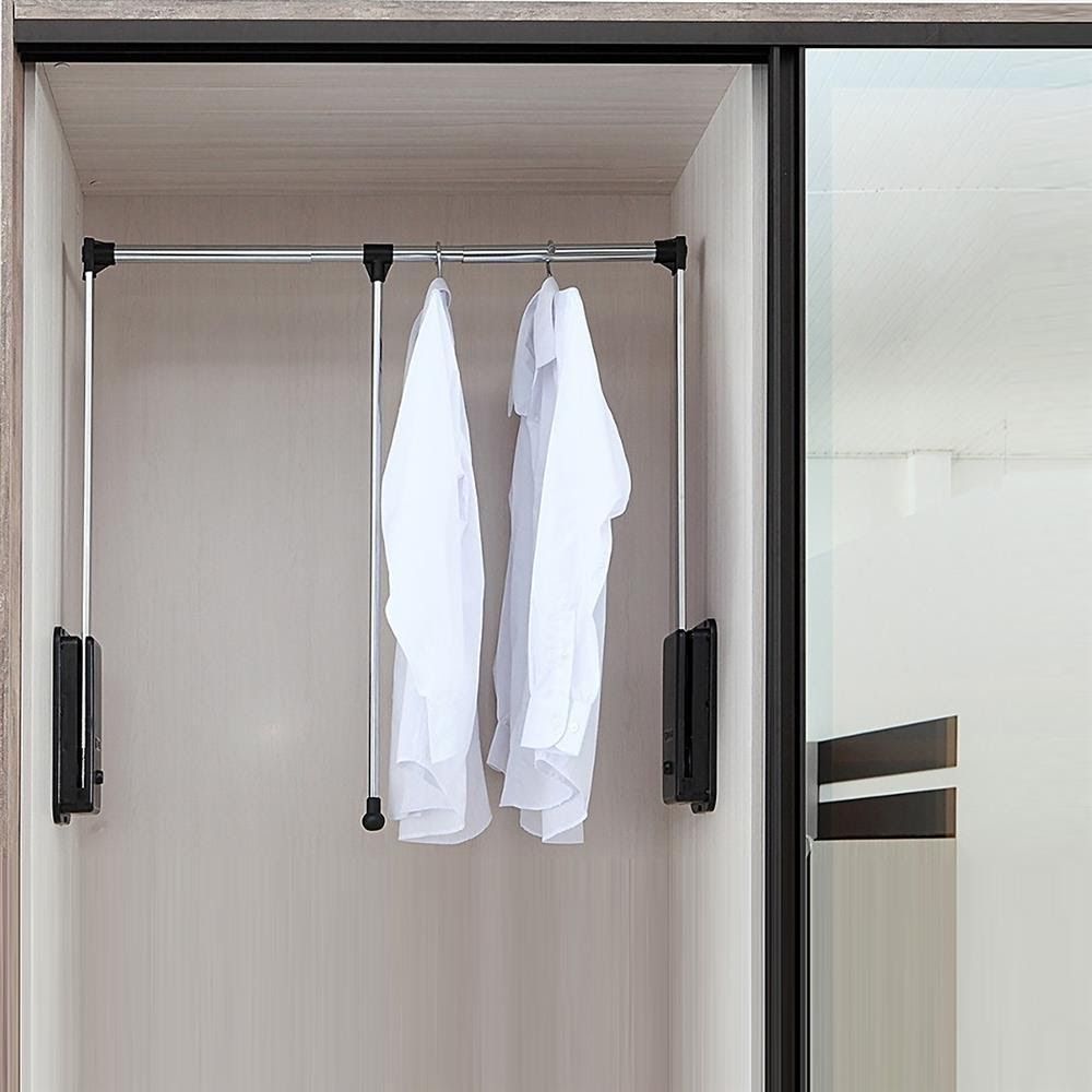 Cabideiro extensível que facilita o acesso a roupas que estão em locais altos