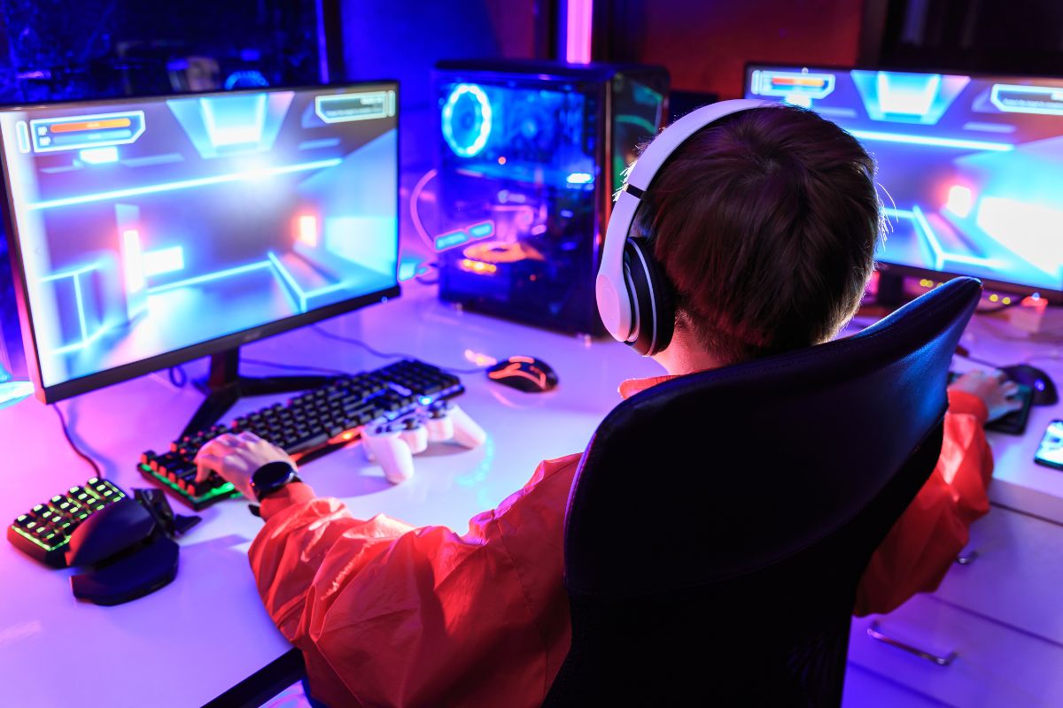 Projetos de móveis para transformar um quarto gamer em realidade