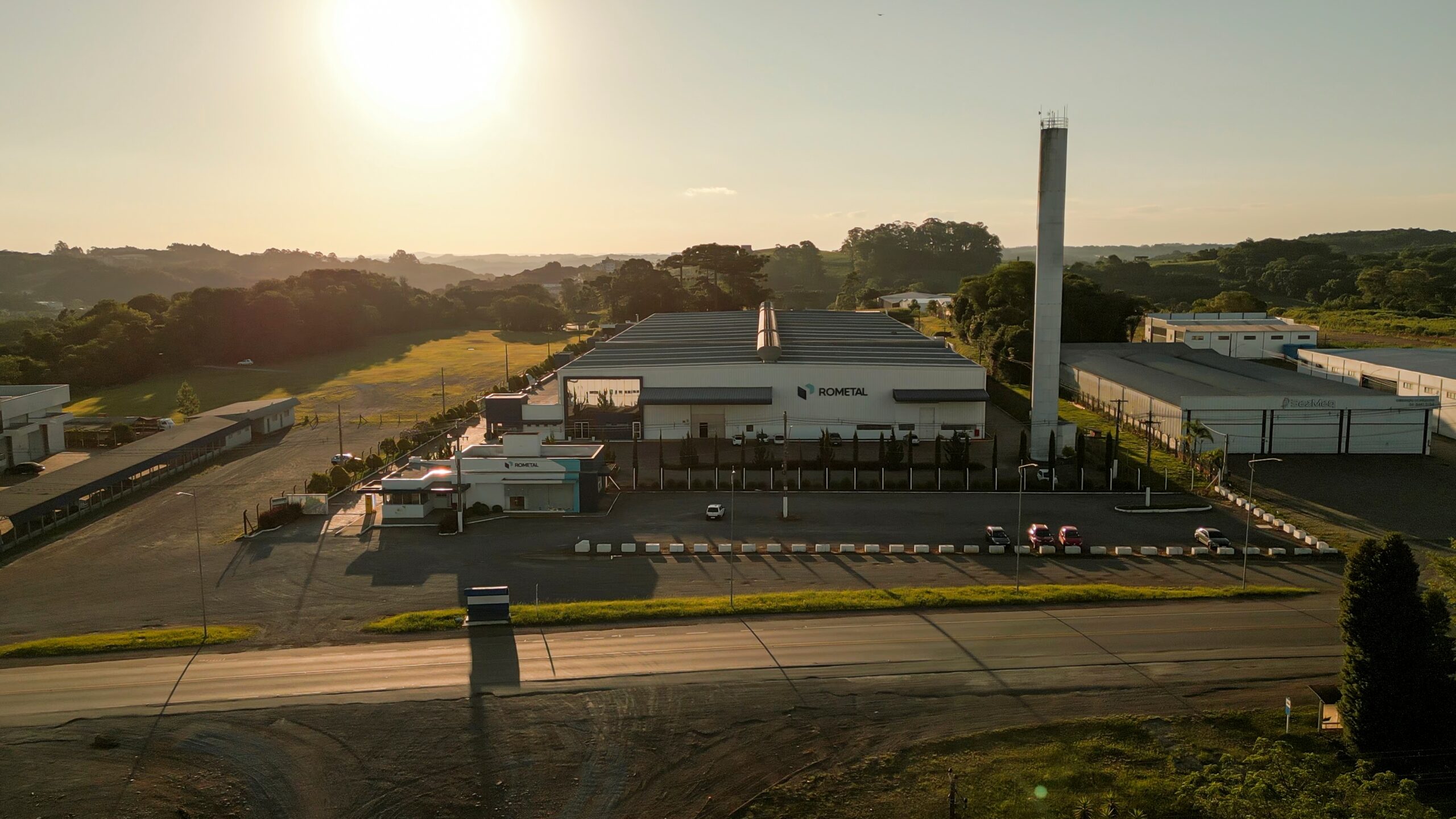 Rometal reorganiza portfólio de sistemas deslizantes e reforça conexão com a marcenaria